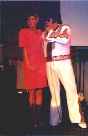 Elvis?...I say ELLLvis!!!...Where's your other hand? 